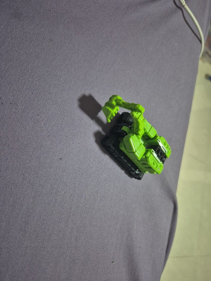 Devastator (Category: Toy Figures) located in Singapore. Submitted by deyanraqee04443 (Listing ID 1364525958, Image 2). Description: one of the constructicon came with a missing wheel.