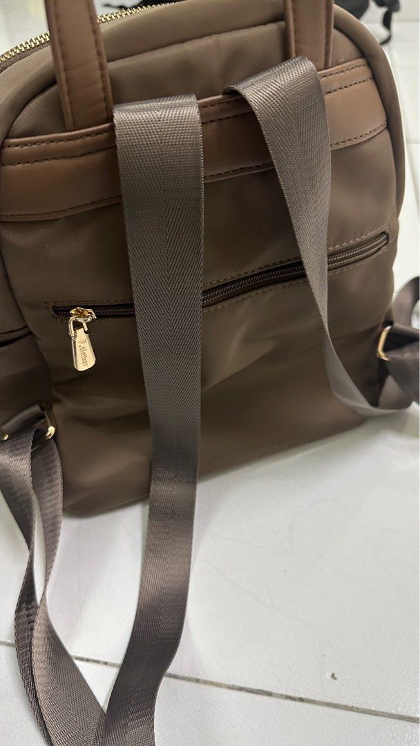 f.timber backpack in code brown (Category: Backpacks) located in Pasir Mas. Submitted by myraaa_00 (Listing ID 1364577133, Image 2). Description: baru pakai je tpi ada kotor sikit kat depan tu np RM146.