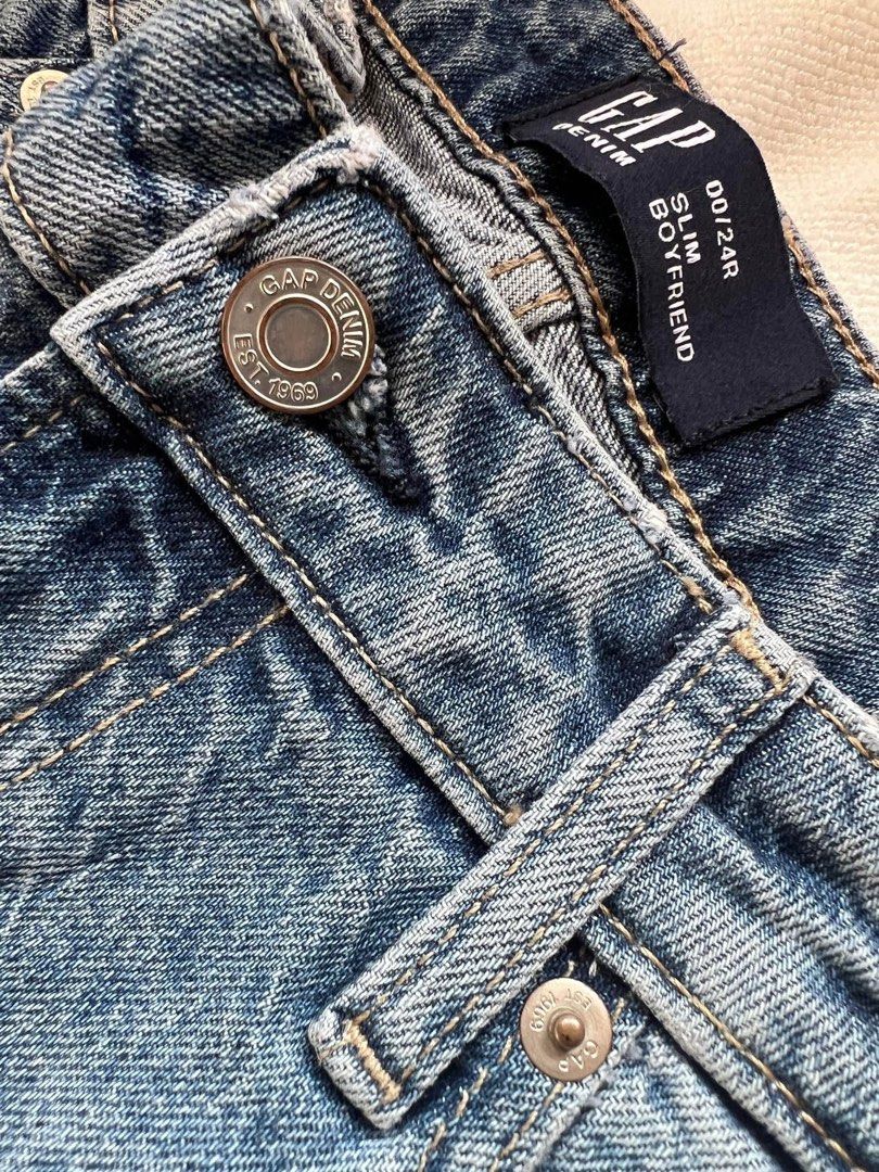 GAP SLIM BOYFRIEND JEANS (Category: Jeans) located in Rizal. Submitted by addyandy (Listing ID 1364461620, Image 2). Description: Tags are intact Stretch materia Super ganda ng fit and color.