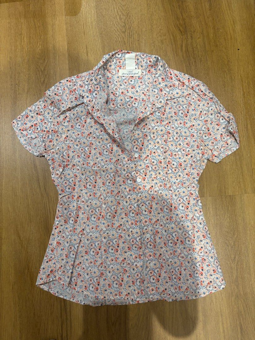 H&M Fitted Floral Button Top Shirt (Category: Blouses) located in Cainta. Submitted by cahernandez (Listing ID 1364561430, Image 1). Description: Worn once! Super nice!!! Not my style na e hehe.