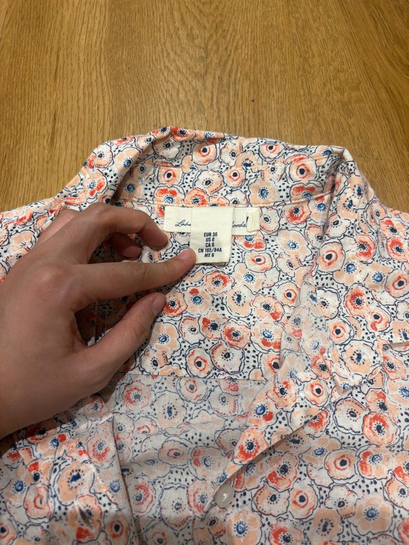 H&M Fitted Floral Button Top Shirt (Category: Blouses) located in Cainta. Submitted by cahernandez (Listing ID 1364561430, Image 2). Description: Worn once! Super nice!!! Not my style na e hehe.