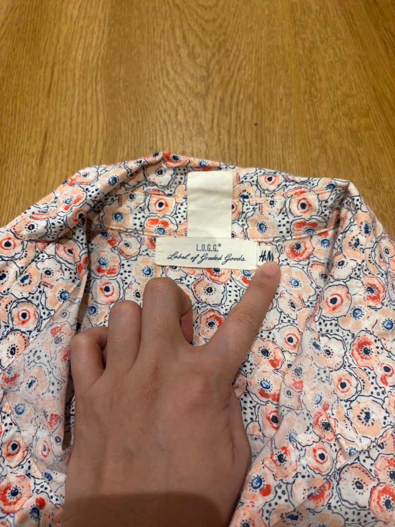 H&M Fitted Floral Button Top Shirt (Category: Blouses) located in Cainta. Submitted by cahernandez (Listing ID 1364561430, Image 3). Description: Worn once! Super nice!!! Not my style na e hehe.
