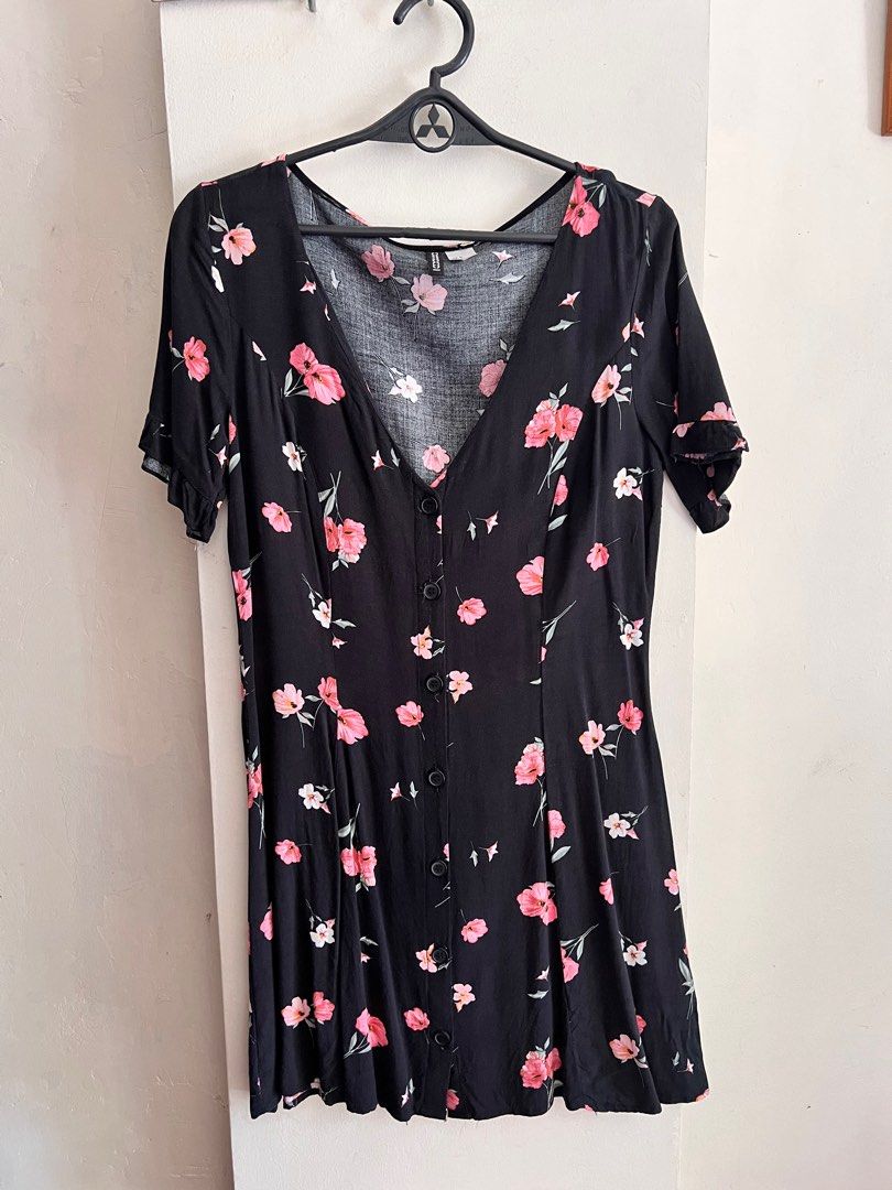 H&M FLORAL DRESS (Category: Dresses) located in Pasig City. Submitted by keribel (Listing ID 1364469853, Image 1). Description: .