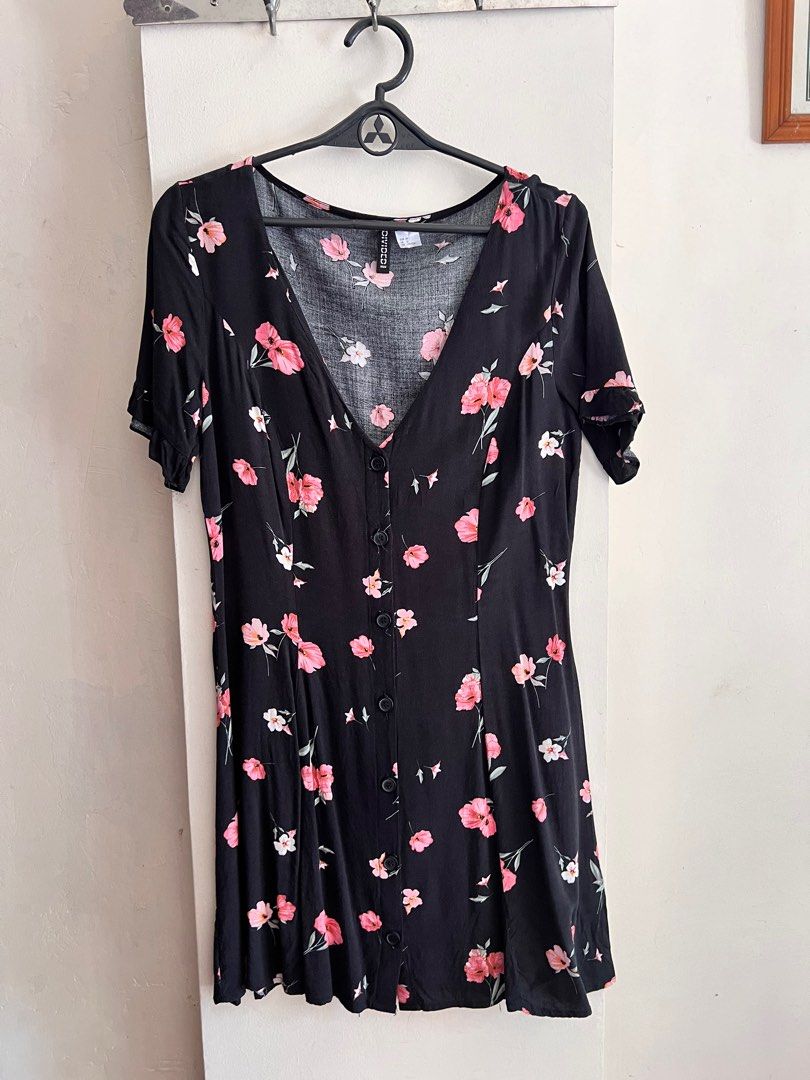 H&M FLORAL DRESS (Category: Dresses) located in Pasig City. Submitted by keribel (Listing ID 1364469853, Image 3). Description: .