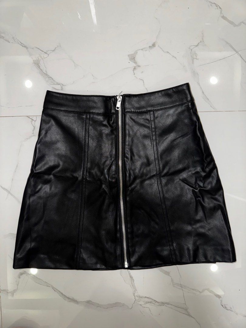 h&m leather skirt (Category: Skirts) located in San Fernando. Submitted by marshasthrifts_ph (Listing ID 1364514779, Image 1). Description: 🔖 h&m leather skirt size 34 - Waist 26in - Length 15in brand new (never worn, removed tag only) 350php.