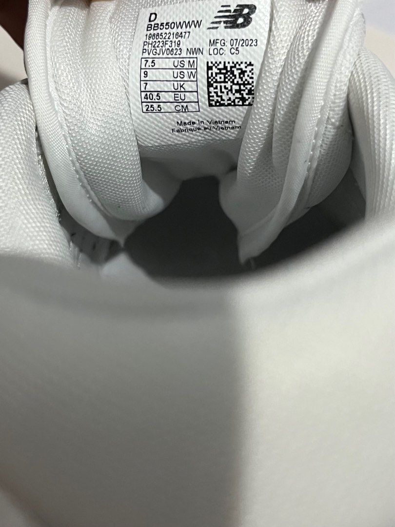 New Balance 550 Triple White (Category: Sneakers) located in Aliaga. Submitted by 3ftin (Listing ID 1364543668, Image 3). Description: Size 7.5 M/9 W No box Guaranteed authentic.