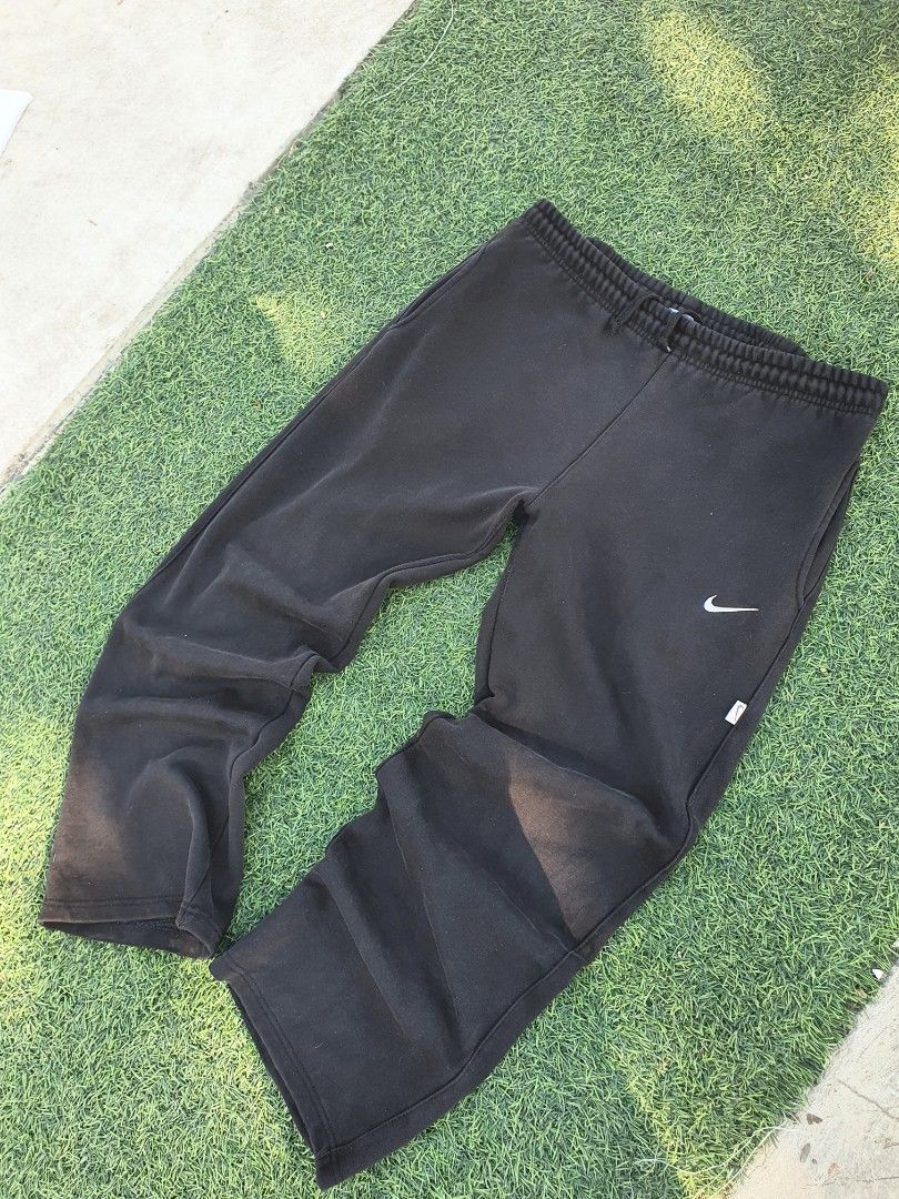 Nike Vintage pants (Category: Joggers) located in Toledo. Submitted by sheeyna (Listing ID 1364403958, Image 2). Description: nike vintage pants width -32to38 stretchable no issues lenght- 40-41 / baggy open leg - 10.5 Good fade 9.5 color rate negotiable price.