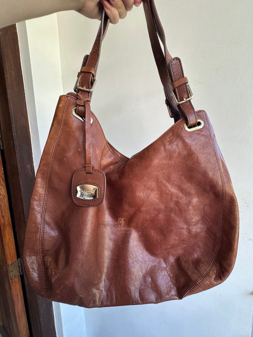 Omnia Crystal Shoulder Bag (Category: Luxury Bags & Wallets) located in Bombon. Submitted by cookiespreloveed (Listing ID 1364454250, Image 1). Description: Flaw:nadikitan yung bag ng ibang bag kaya nag ka flaw Need ng repaint/leather con Vintage bag With two compartments sa back part for phone Soft leather.