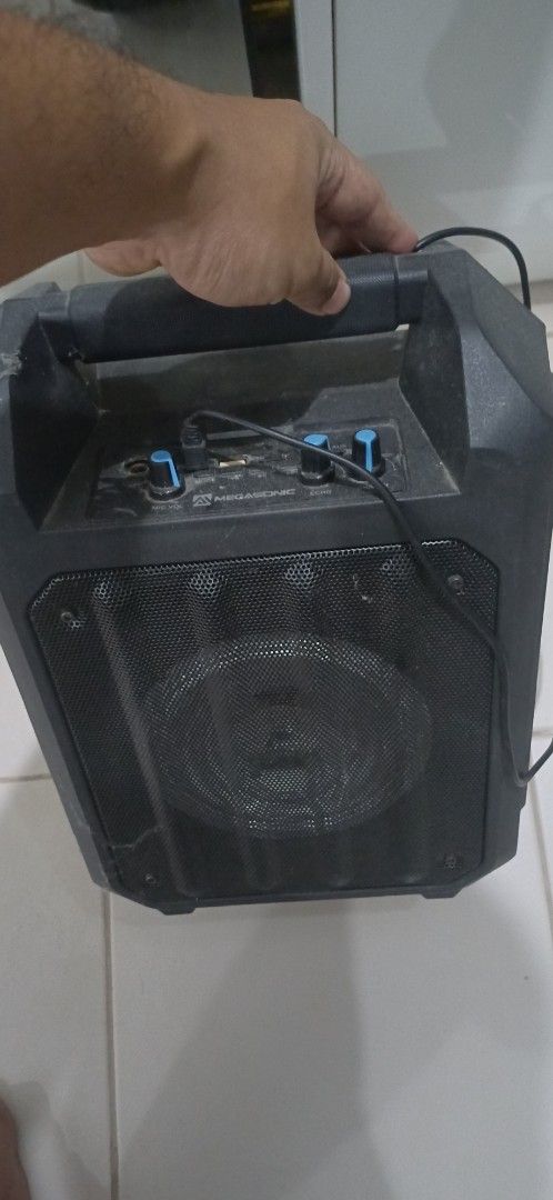 Portable Speakers (Category: Soundbars, Speakers & Amplifiers) located in Mandaluyong City. Submitted by TheRoyalCollection (Listing ID 1364427112, Image 2). Description: Megasonic Portable Speaker all working no issues, maganda to as portable mic speaker,.