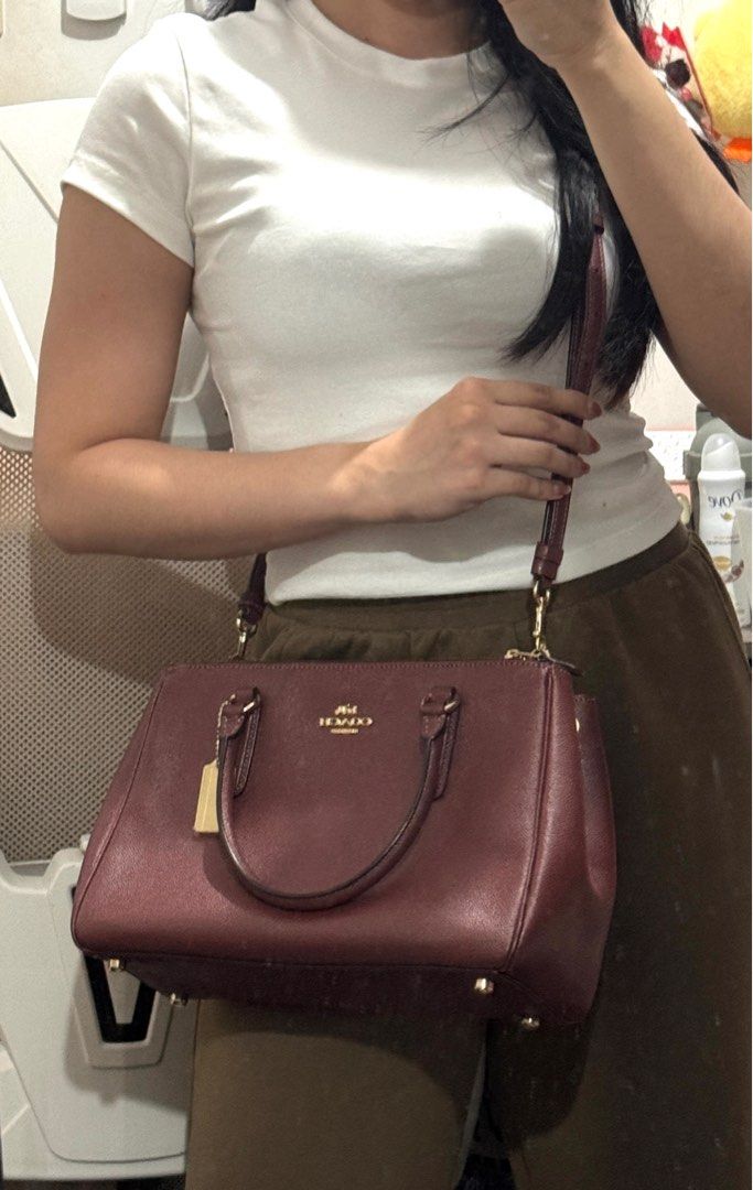 Preloved Coach Surrey Carryall Two-way bag (Category: Luxury Bags & Wallets) located in Burgos, Pangasinan. Submitted by pocketstyle (Listing ID 1364515849, Image 2). Description: 100% original Money back guaranteed Condition: 9.5/10 Only flaw: etiketa (as seen on last picture) .