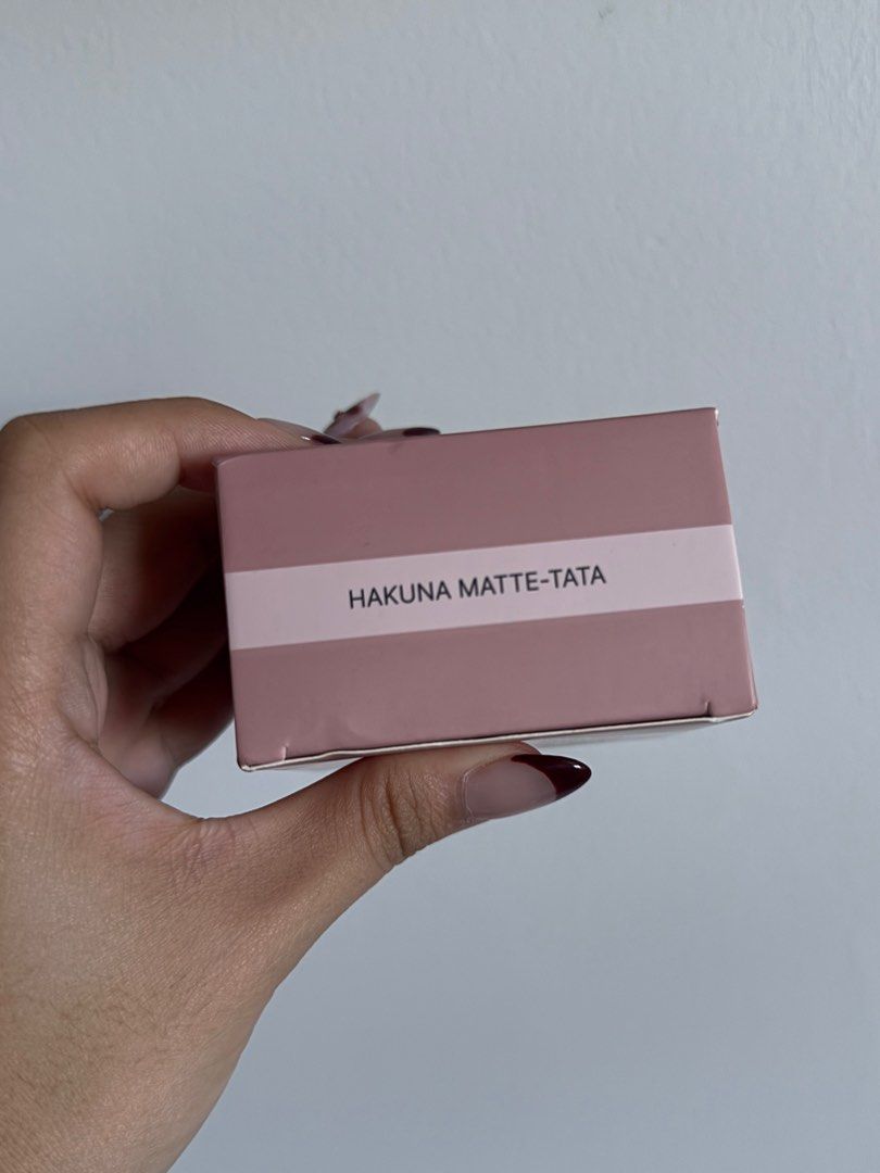 Ready Set Glow (RSG) Badass Loose Setting Powder (Category: Makeup) located in Quezon City. Submitted by deniseuntalan (Listing ID 1364416228, Image 2). Description: Shade: Hakuna Matte-Tata Used only once, hence no puff included Opened last April 12, 2025 only ALL ARE SANITIZED mod: via j&t no rush shipping.