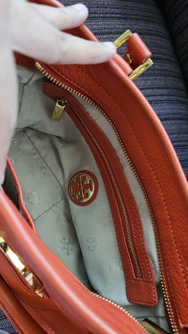 Tory Burch cross body bag (Category: Luxury Bags & Wallets) located in Pasig City. Submitted by abbeychampcloset (Listing ID 1364485956, Image 3). Description: Selling my mom's Tory Burch bag. Comes complete with dustbag and original tag. Buyer shoulders shipping. Payment via Gcash :).