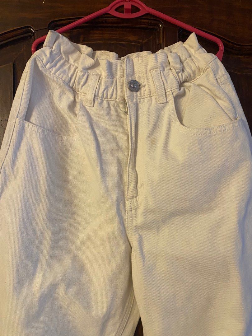 White Denim Jeans (Category: Jeans) located in Leyte. Submitted by declutterthis__ (Listing ID 1364472064, Image 2). Description: .