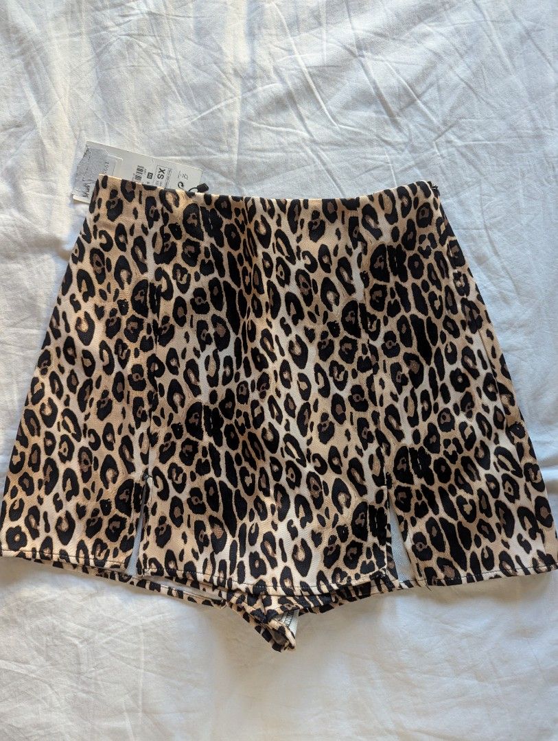 Zara Animal Print Skort BNWT (Category: Shorts) located in Pasig City. Submitted by fozzy_d (Listing ID 1364514467, Image 1). Description: 25-26 waist. XS On tag. Brand new, tag still attached. Doesn't fit..