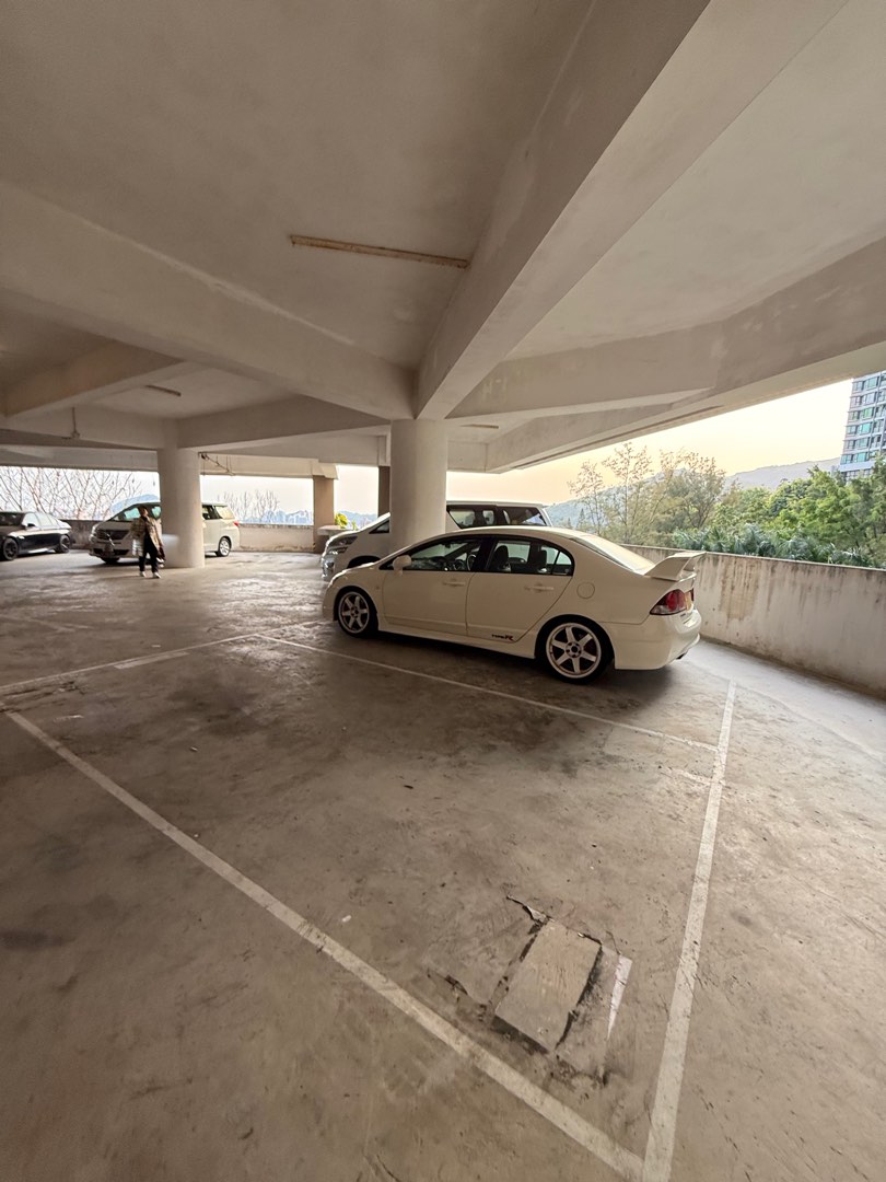 Direct to owner, no commission. Tsuen Wan, spacious single-side covered parking space available, can additionally park an electric motorcycle.63438667101441113