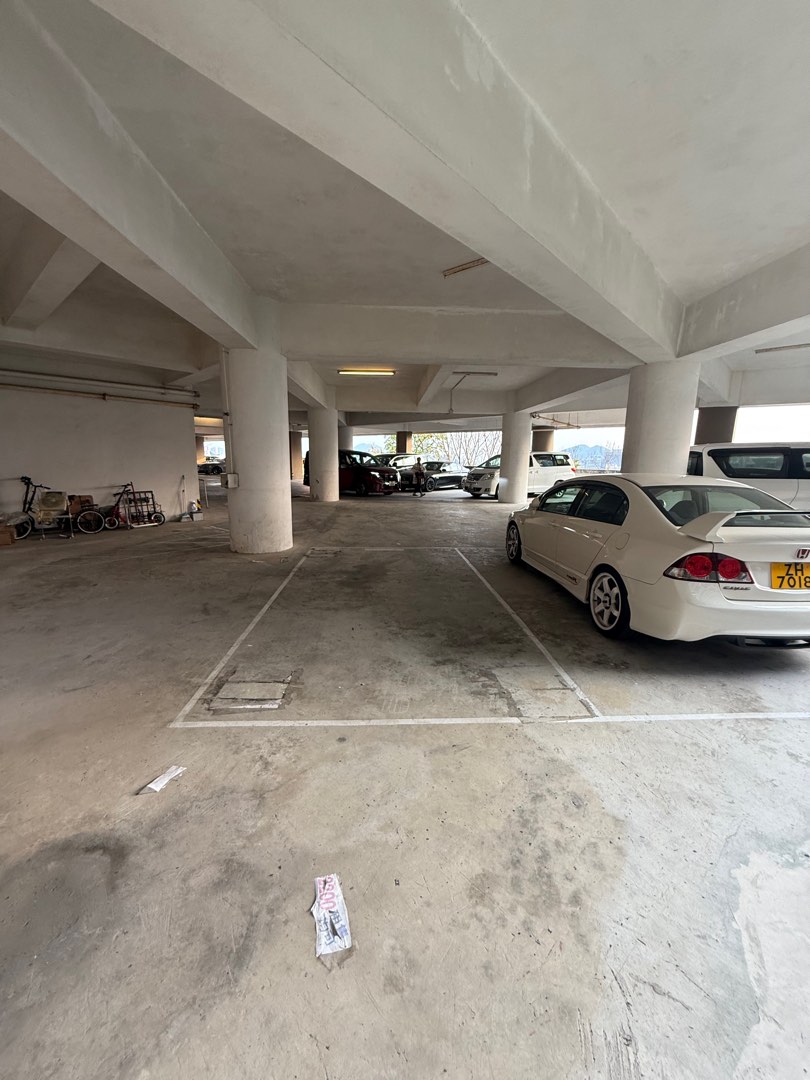 Direct to owner, no commission. Tsuen Wan, spacious single-side covered parking space available, can additionally park an electric motorcycle.63438667101441112