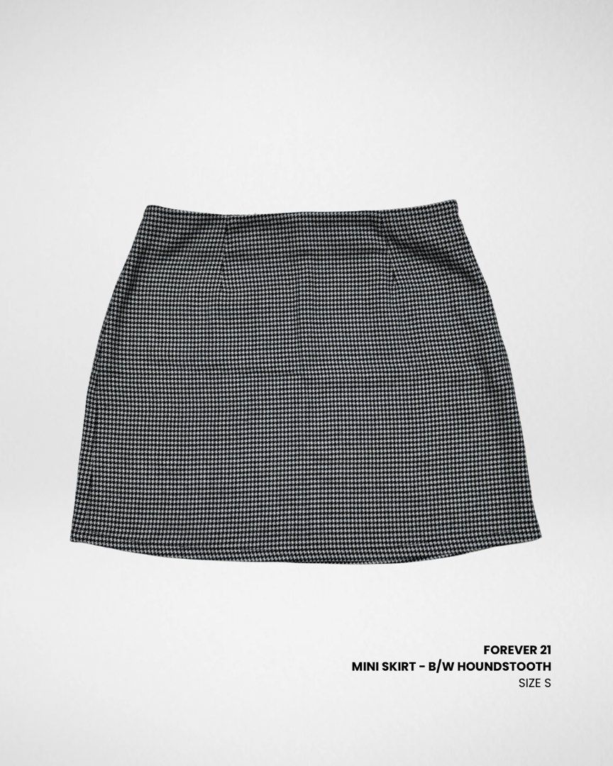 🔳 FOREVER 21 Mini Skirt - B/W Houndstooth Pattern (Category: Skirts) located in Manila. Submitted by findrskeeprs.ph (Listing ID 1361622537, Image 1). Description: — well used, slightly faded color, has lint around waistband (not visible) — size s, waist 28” length 14.5” — zip closure at the side.