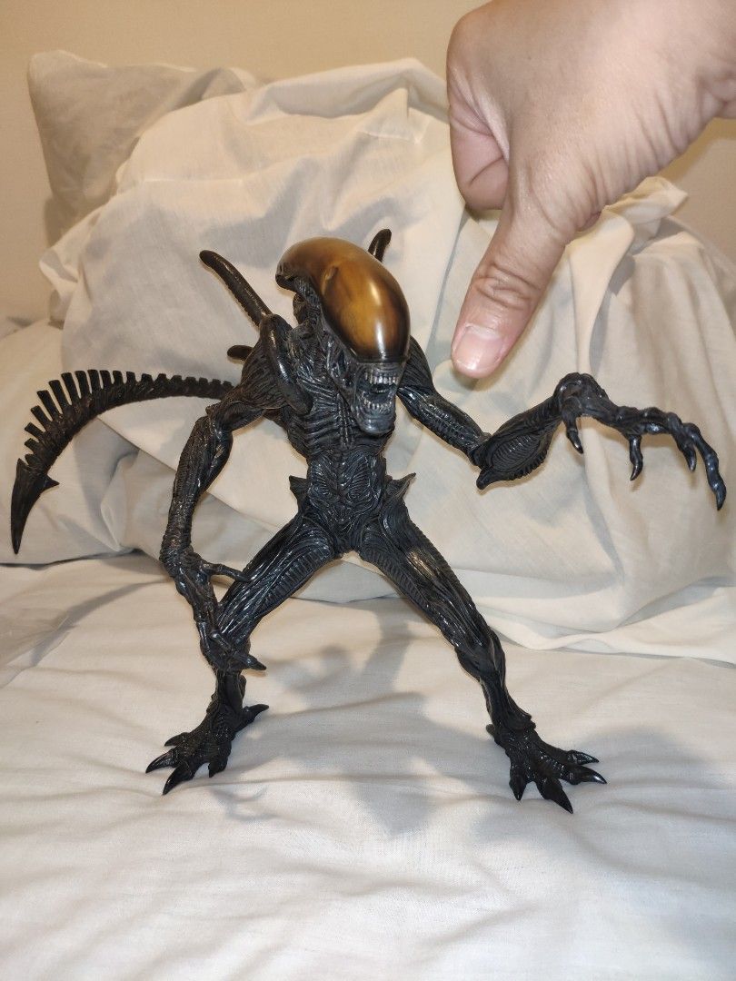 Alien versus Predator Figure Furyu (Category: Figurines & Statues) located in Manila. Submitted by pandatoyzmanila (Listing ID 1361564722, Image 2). Description: 1/6 scale po ito 12" inches malaki po sya Highly detailed Alien from the movie AVP made by FURYU. Good for display No issue all parts included from Japan. Manila Area.