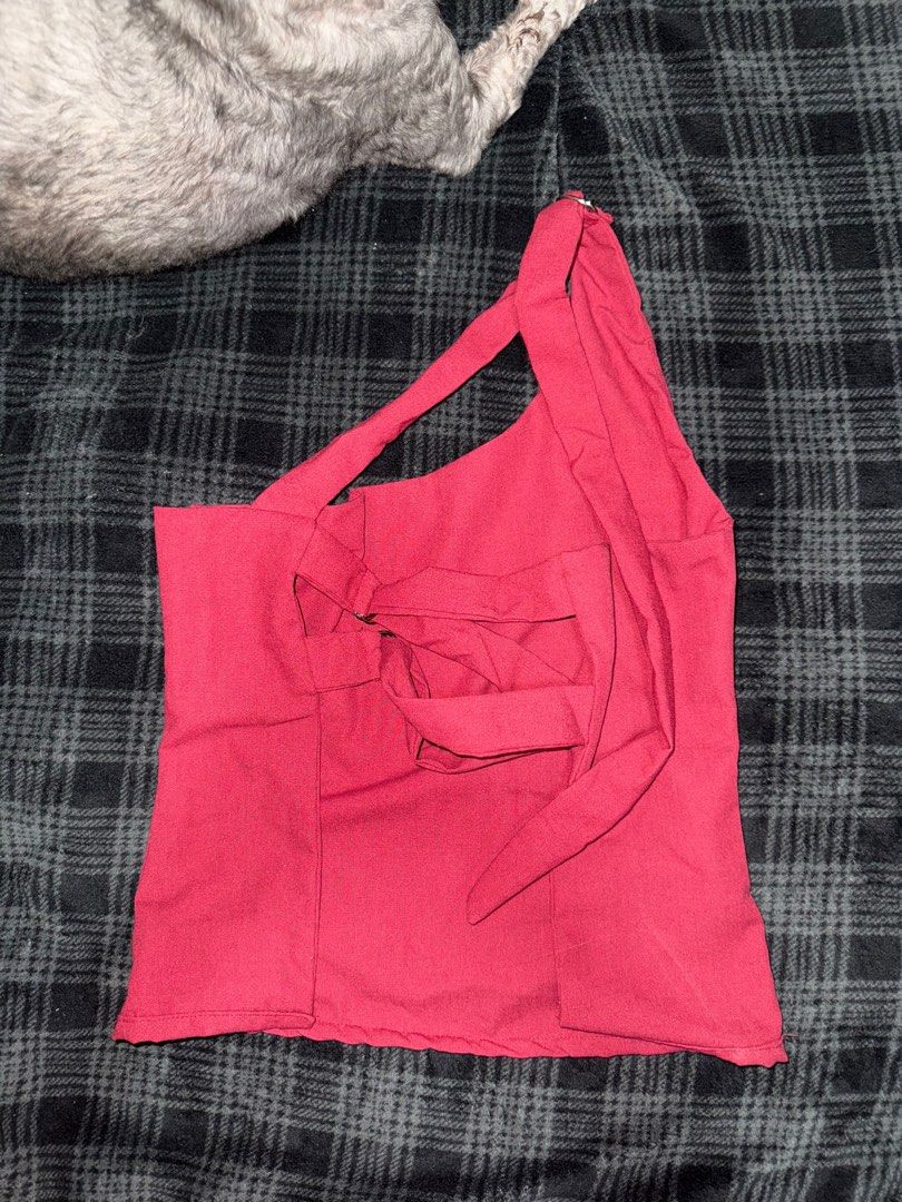 Backless one shoulder top (Category: Sleeveless) located in Talisay. Submitted by bilchecomedia (Listing ID 1361584987, Image 2). Description: Still with tag Never been worn Perfect for summer Linen cloth Fits s-m .