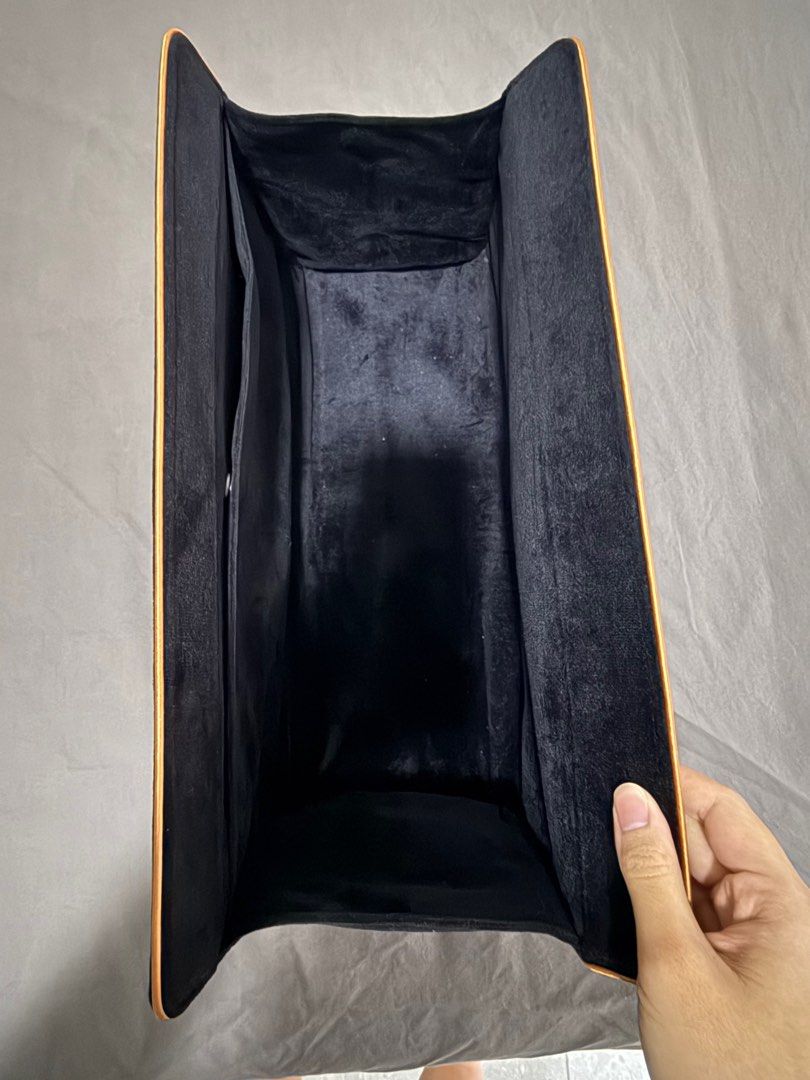 Dyson airwrap case (Category: Hair) located in Manila. Submitted by enapdl (Listing ID 1361568571, Image 3). Description: Good as new. Seldom used..