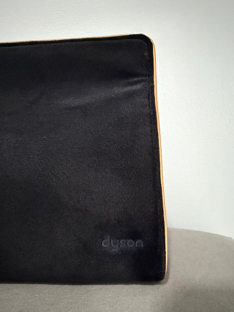 Dyson airwrap case (Category: Hair) located in Manila. Submitted by enapdl (Listing ID 1361568571, Image 2). Description: Good as new. Seldom used..