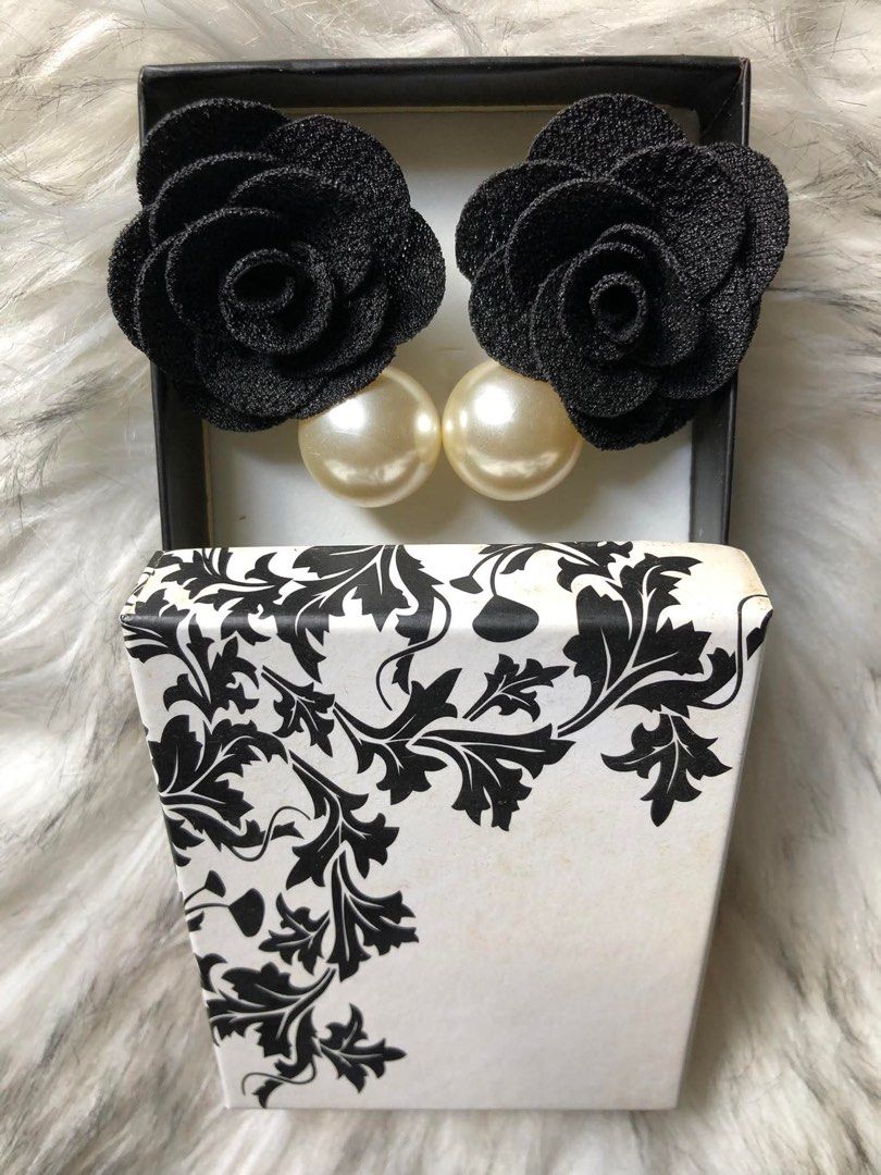 Flowers w/Pearl stud Earrings (Category: Earrings) located in Manila. Submitted by blgfashionph (Listing ID 1361555626, Image 2). Description: Pls read: No Physical Store, Online Only. GCash or BDO Bank Transfer only. Payment first for hassle free before I will send or ship the item to your address. Choose many orders for discount offer. No Rush Pls. Manila will send thru Lalamove while LBC or J&T Shipment for Provinces area. We can ship Nationwi