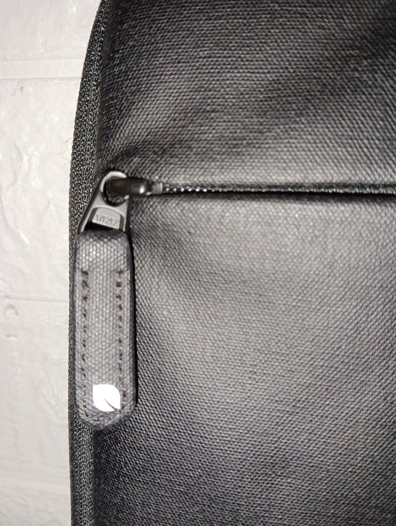 Incase Hard Padded Case for Tablet or iPad (Category: Laptop Bags & Sleeves) located in San Fernando. Submitted by cknfaithtoysshop1831 (Listing ID 1361539071, Image 3). Description: .