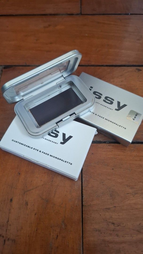 Issy Customizable Eye & Face Palette Nanopalette (Category: Makeup) located in Quezon City. Submitted by diane.99 (Listing ID 1361500210, Image 1). Description: Original nanopalette bought more than a year ago Comes with the original box Flaw/s: Label on the packaging is gone rfs: bought the bigger customizable palette.