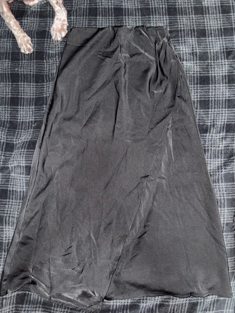 Long silk skirt (Category: Skirts) located in Talisay. Submitted by bilchecomedia (Listing ID 1361584446, Image 2). Description: Never been worn Garterized Fits s-m.