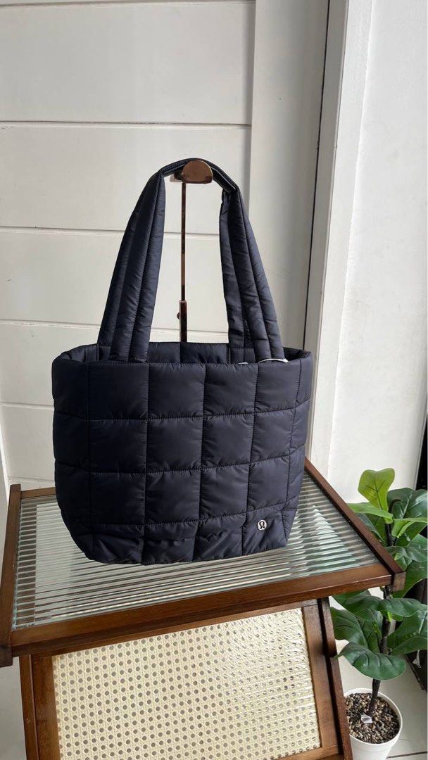 Lululemon Quilted Grid Tote Bag 12L (Category: Microphones) located in Candelaria. Submitted by pinkykeenshop (Listing ID 1361532532, Image 1). Description: Sobrang lowkey but clean rich tita vibes! Looks cozy but still sosyal. Pang OOTD everyday, pero pang jetsetter din. Love! ❤️.