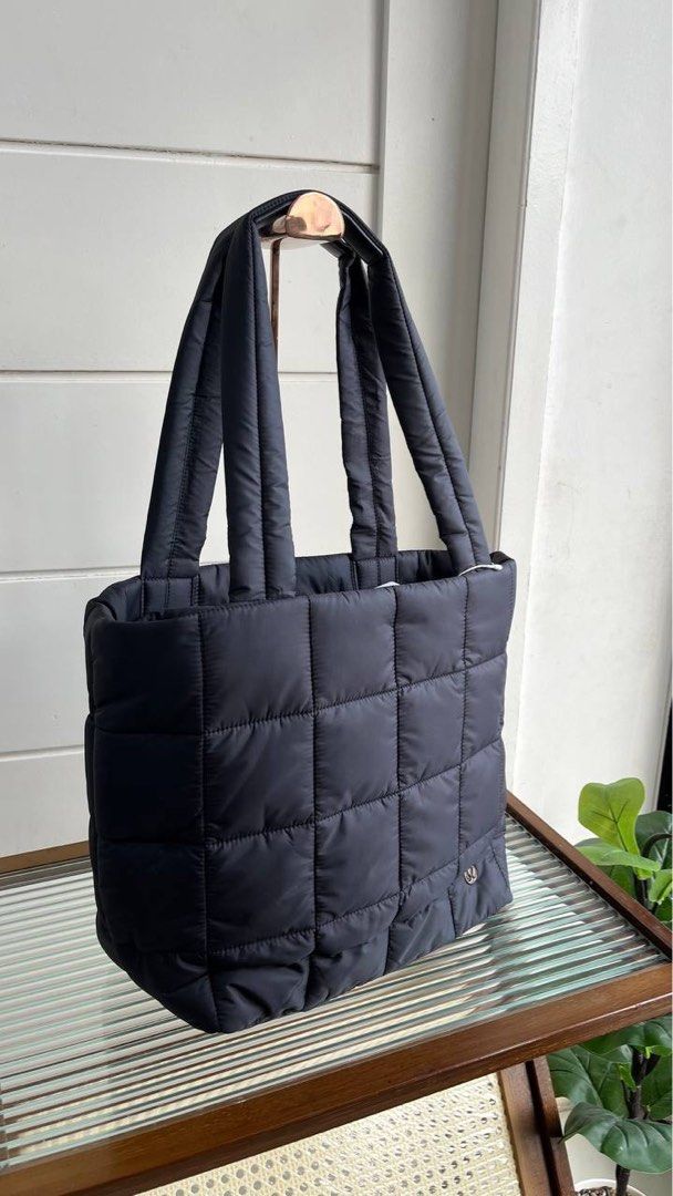 Lululemon Quilted Grid Tote Bag 12L (Category: Microphones) located in Candelaria. Submitted by pinkykeenshop (Listing ID 1361532532, Image 3). Description: Sobrang lowkey but clean rich tita vibes! Looks cozy but still sosyal. Pang OOTD everyday, pero pang jetsetter din. Love! ❤️.