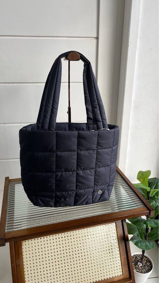 Lululemon Quilted Grid Tote Bag 12L (Category: Microphones) located in Candelaria. Submitted by pinkykeenshop (Listing ID 1361532532, Image 2). Description: Sobrang lowkey but clean rich tita vibes! Looks cozy but still sosyal. Pang OOTD everyday, pero pang jetsetter din. Love! ❤️.