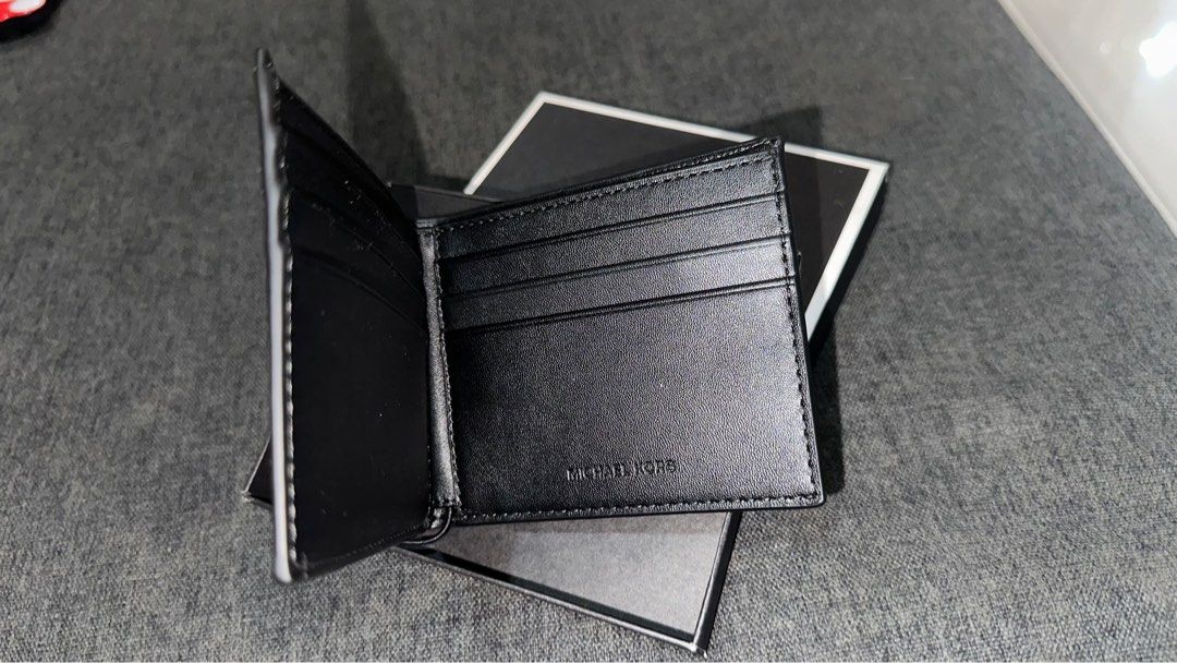 Michael Kors | Mens Wallet (Category: Wallets & Card Holders) located in Paranaque City. Submitted by robwinchannn (Listing ID 1361595364, Image 2). Description: BRAND NEW | MICHAEL KORS BOUGHT FROM US 🇺🇸 .