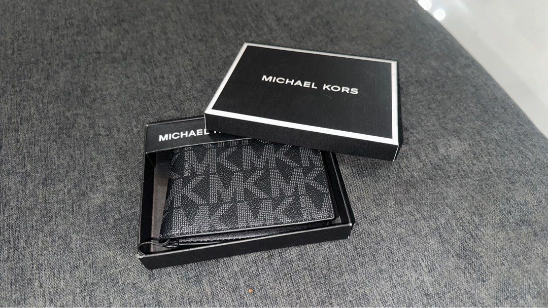 Michael Kors | Mens Wallet (Category: Wallets & Card Holders) located in Paranaque City. Submitted by robwinchannn (Listing ID 1361595364, Image 1). Description: BRAND NEW | MICHAEL KORS BOUGHT FROM US 🇺🇸 .