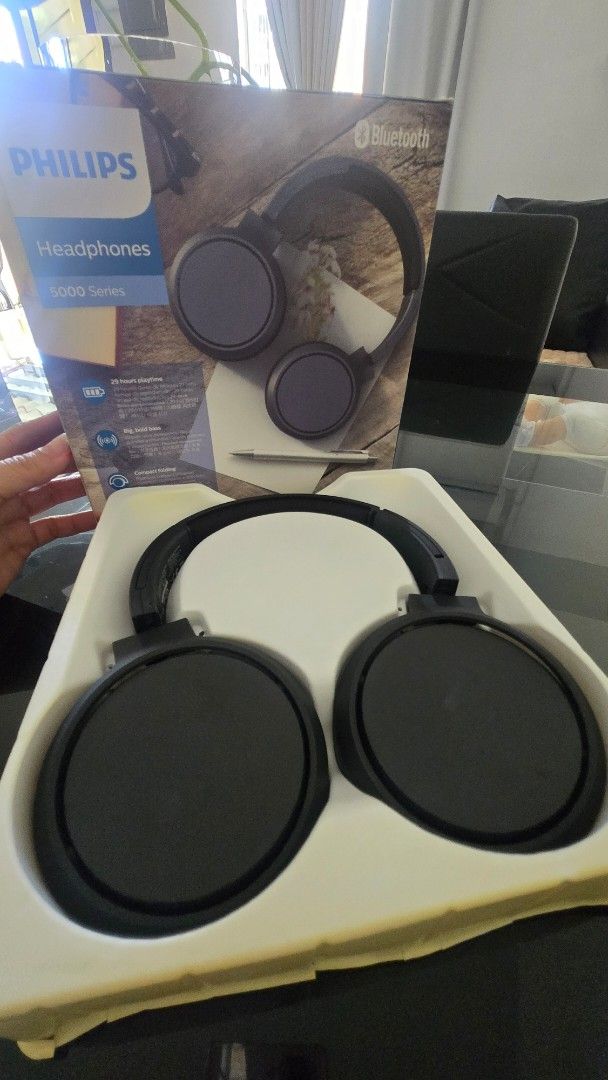 PHILIPS TAH5025 5000 series (Category: Headphones & Headsets) located in Santa Rosa. Submitted by statempire (Listing ID 1361511399, Image 1). Description: Never used. Just stored. Discoloration of white pacjaging due to storage..