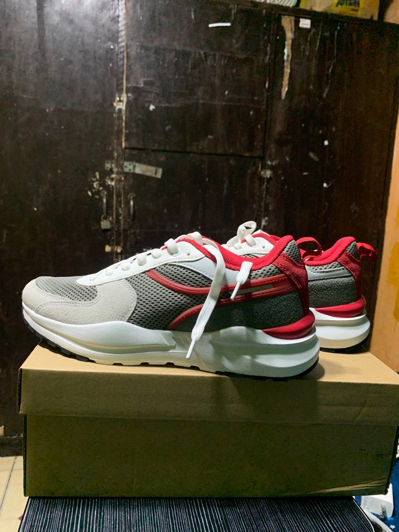 RUNNER CONNELL SHOES (Category: Sneakers) located in Bayambang. Submitted by willespiritu (Listing ID 1361598511, Image 2). Description: BRAND NEW. NEVEN BEEN USED. 1 WEEK OLD PALANG. RFS: Wrong size. Message me if interested!.