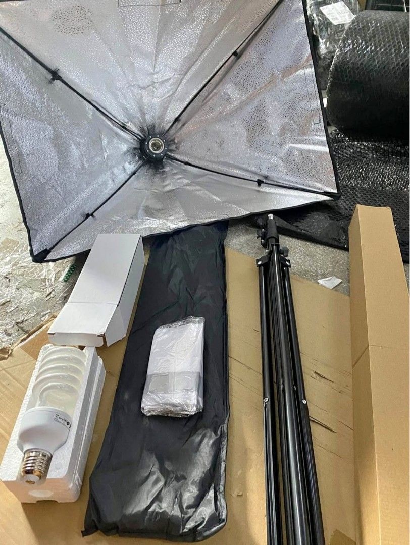 Softbox with stand and 45w bulb (Category: Lighting & Studio Equipment) located in Manila. Submitted by erick80762 (Listing ID 1361519765, Image 1). Description: .