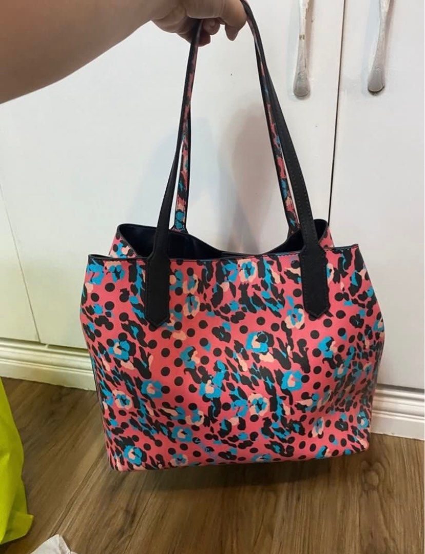 Versace Jeans Beach Tote Bag (Category: Luxury Bags & Wallets) located in Cavite. Submitted by f2squared_2nd_account (Listing ID 1361572079, Image 3). Description: Message me for more details.