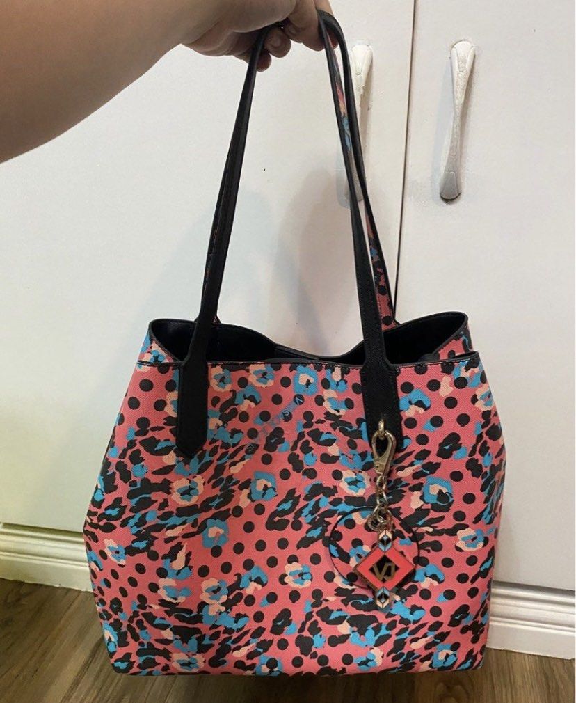 Versace Jeans Beach Tote Bag (Category: Luxury Bags & Wallets) located in Cavite. Submitted by f2squared_2nd_account (Listing ID 1361572079, Image 2). Description: Message me for more details.