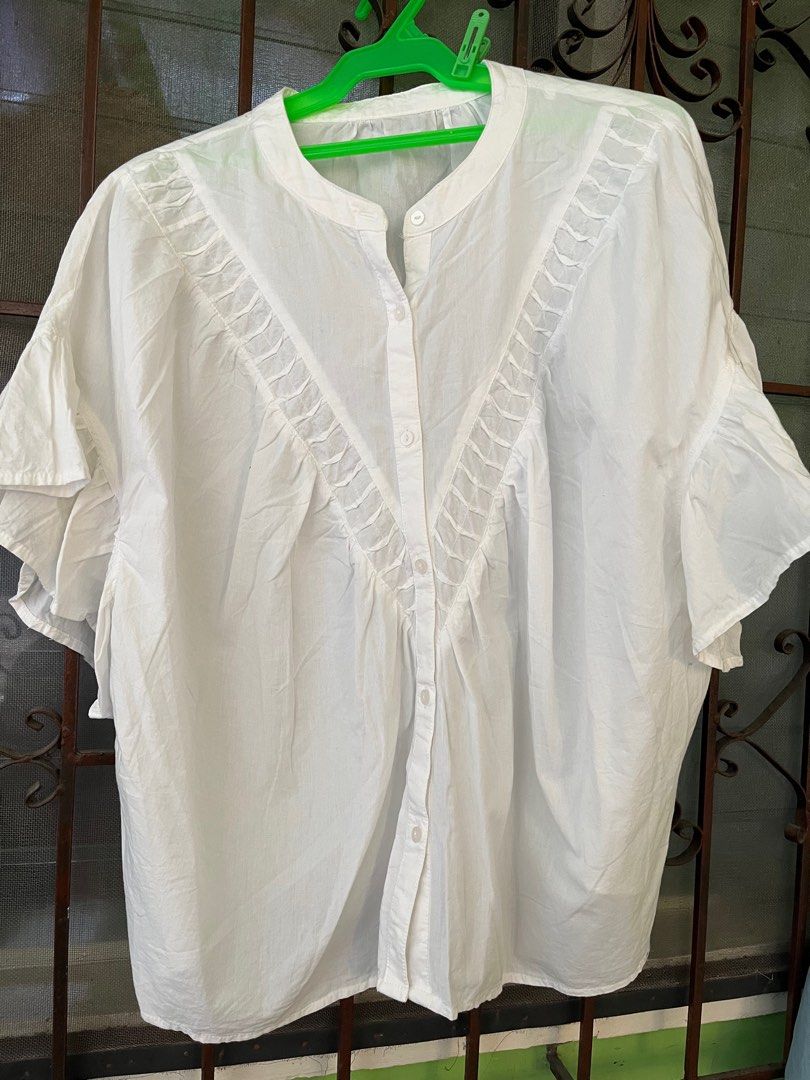 White blouse (Category: Blouses) located in Taguig. Submitted by mrtn16 (Listing ID 1361545983, Image 1). Description: .