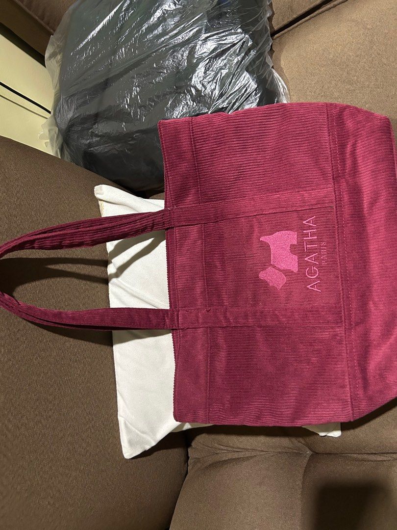 Agatha Shoulder bag (Category: Shoulder Bags) located in Rizal. Submitted by declutter101s (Listing ID 1364660336, Image 1). Description: Good condition .