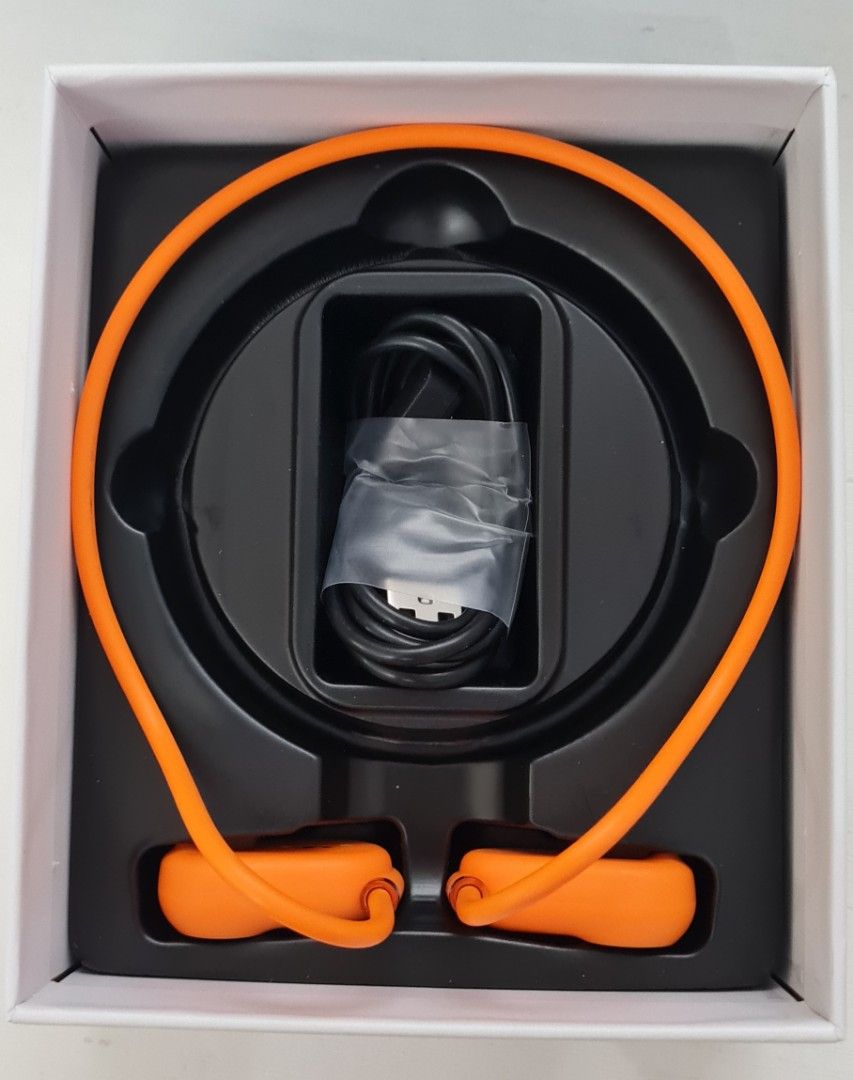 Brand new wireless headphones (Category: Headphones & Headsets) located in Singapore. Submitted by wjtao (Listing ID 1364676225, Image 3). Description: Brand new wireless headphones for sales..