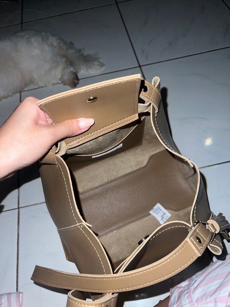 Brown Leather Bucket Bag (Category: Tote Bags) located in Pasig City. Submitted by lovedstuff2020 (Listing ID 1364713907, Image 2). Description: ✨ Lost tag but NEVER USED 💕 No any damages 🤝 Super nice quality .
