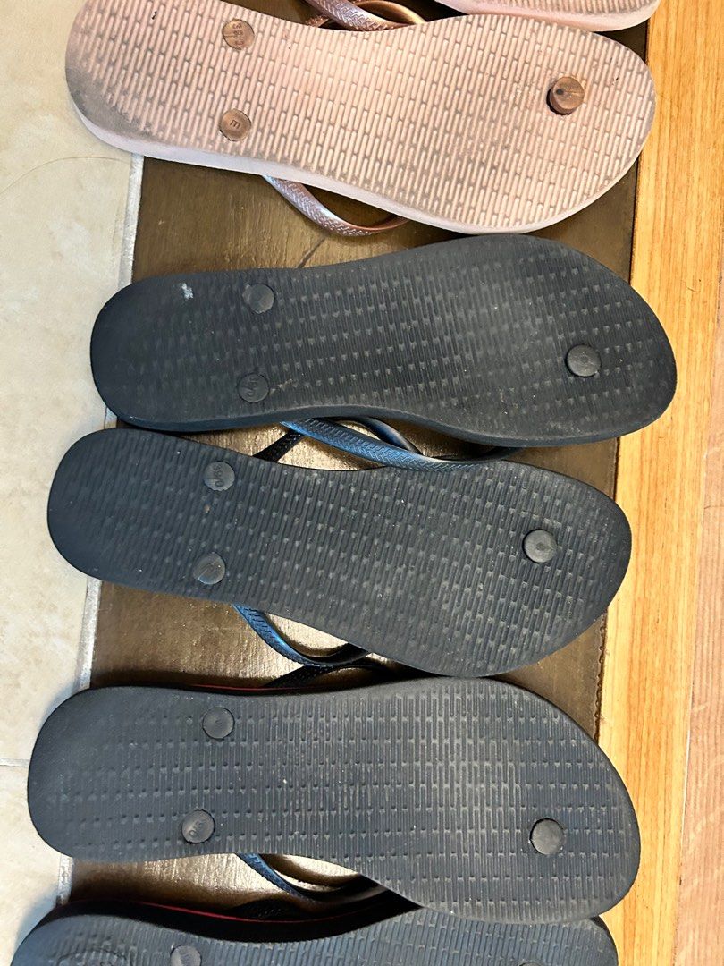 Bundle of 3 pairs Havaianas (Category: Slippers and slides) located in Taguig. Submitted by nesafisha (Listing ID 1364637262, Image 3). Description: Size 39-40 3 pairs Please check photos for condition.