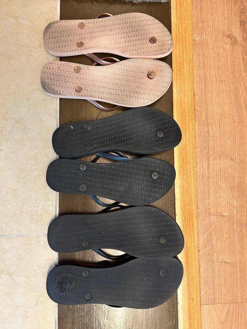 Bundle of 3 pairs Havaianas (Category: Slippers and slides) located in Taguig. Submitted by nesafisha (Listing ID 1364637262, Image 2). Description: Size 39-40 3 pairs Please check photos for condition.