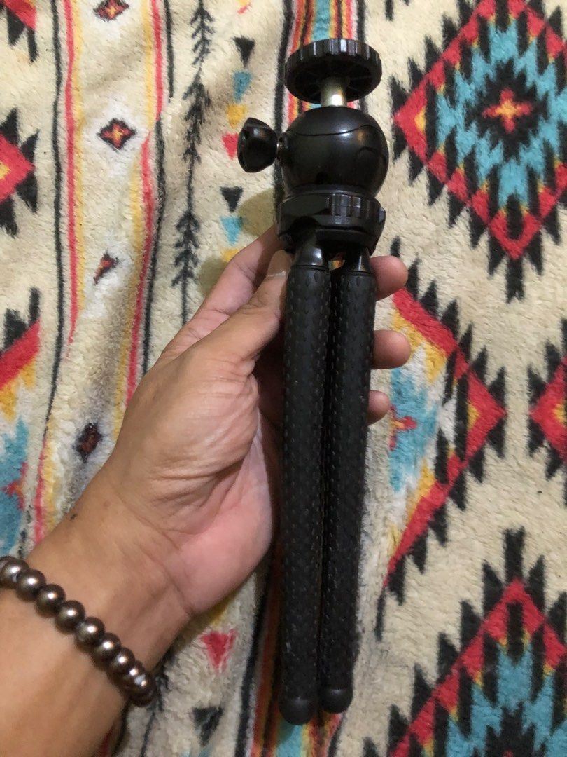 Heavy duty bendable desk small tripod (Category: Tripods & Monopods) located in Quezon City. Submitted by markgolveo (Listing ID 1364596329, Image 2). Description: Heavy duty bendable desk small tripod.