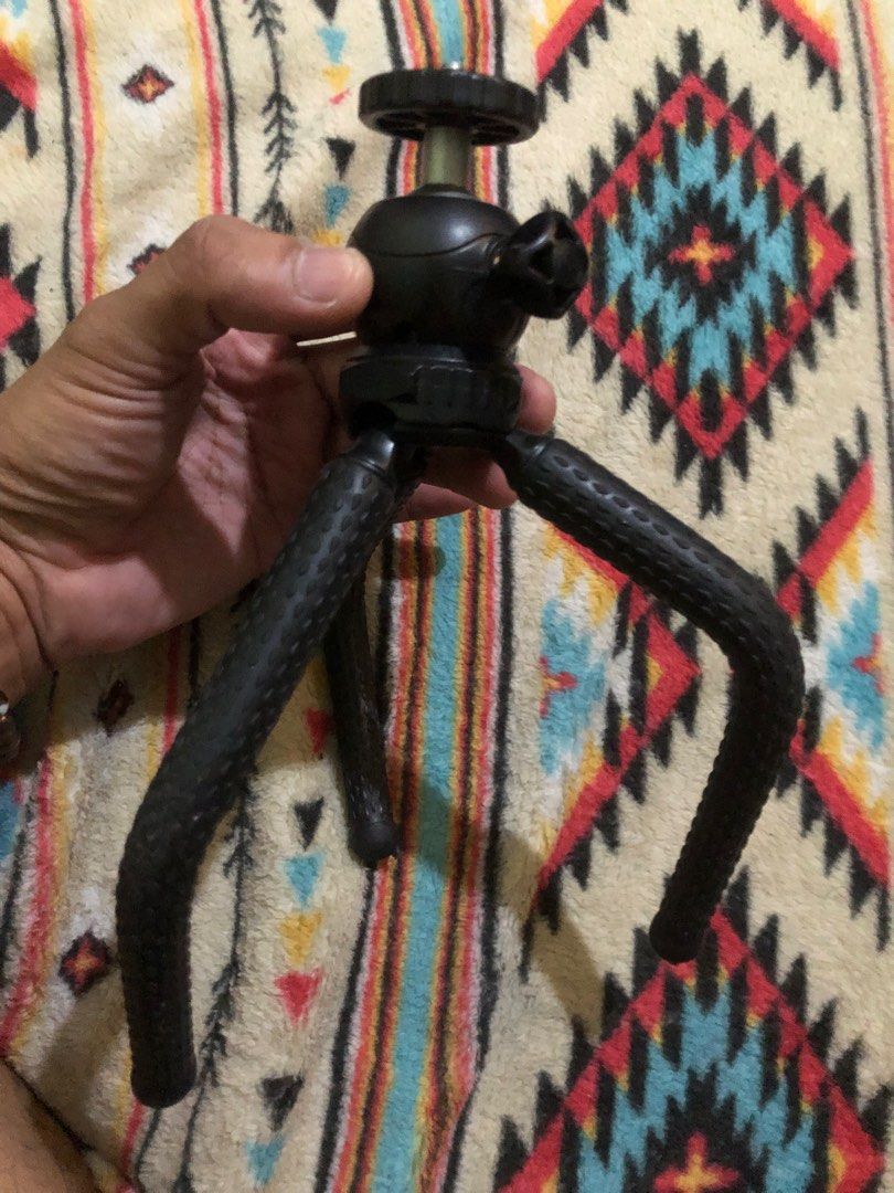 Heavy duty bendable desk small tripod (Category: Tripods & Monopods) located in Quezon City. Submitted by markgolveo (Listing ID 1364596329, Image 3). Description: Heavy duty bendable desk small tripod.