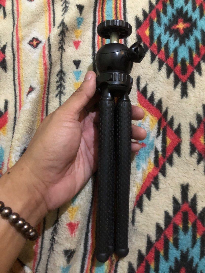 Heavy duty bendable desk small tripod (Category: Tripods & Monopods) located in Quezon City. Submitted by markgolveo (Listing ID 1364596329, Image 1). Description: Heavy duty bendable desk small tripod.