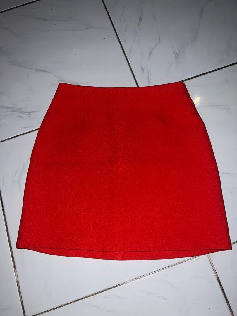H&M Red Skirt (Category: Skirts) located in Pasig City. Submitted by lovedstuff2020 (Listing ID 1364703563, Image 1). Description: ✨ Super nice quality (thick) ❤️ Best fits 26-27 .