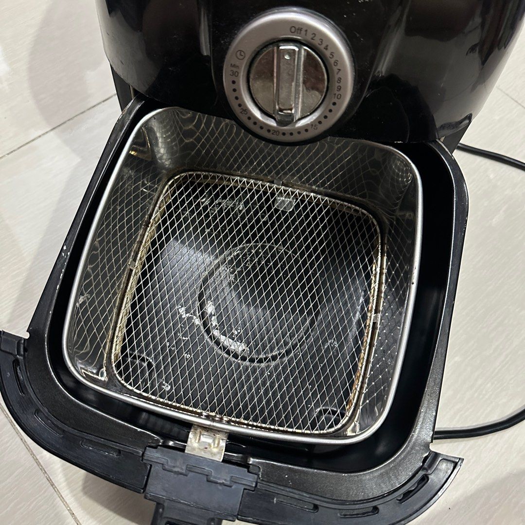 Imarflex turbo airfryer 3L black (Category: Fryers) located in Manila. Submitted by hodlclub (Listing ID 1364703642, Image 3). Description: With temperature control Cord can be lengthened and stored Works fine. No issues. Just the tray mesh click as seen on photo Rfs: not using it anymore .